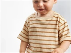 Dreng klædt i lysbrun og råhvid stribet t-shirt fra The New Siblings TNST6211 indian tan striped
